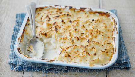 Creamy macaroni cheese with melted cheese sauce and pasta