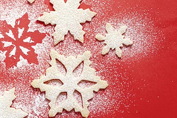 Snowflakes Christmas cookies with vanilla icing sugar glaze